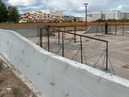 В строящемся скейтпарке в Великом Новгороде монтируют подпорные стенки