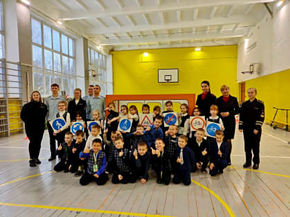 Будущие автоинспекторы показали новгородским школьникам, как вести себя на дороге