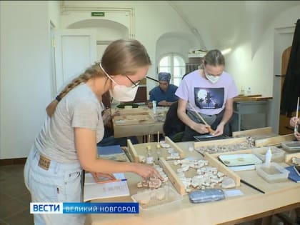 Будущие реставраторы и художники-монументалисты, проходят традиционную практику в новгородской  Школе реставрации