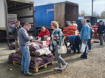 В ВАЛДАЕ СОСТОЯЛАСЬ ОСЕННЯЯ СЕЛЬСКОХОЗЯЙСТВЕННАЯ ЯРМАРКА
