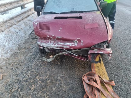 На М-11 в Окуловском районе водитель иномарки врезался в ограждение