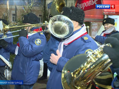 В Великом Новгороде - новая новогодняя традиция: музыканты городского духового оркестра дарят музыкальные подарки