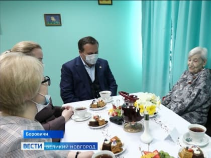 Губернатор Андрей Никитин посетил ветеранов Великой Отечественной войны в Боровичском комплексном центре социального обслуживания