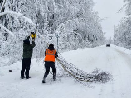 На дорогах Новгородской области устраняют последствия снегопадов