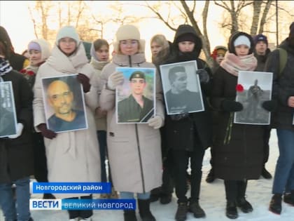 В поселке Панковка Новгородского района прошёл митинг "Слава защитникам отечества"