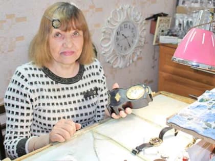 Надежда Давыдова осталась единственным часовым мастером в Боровичах