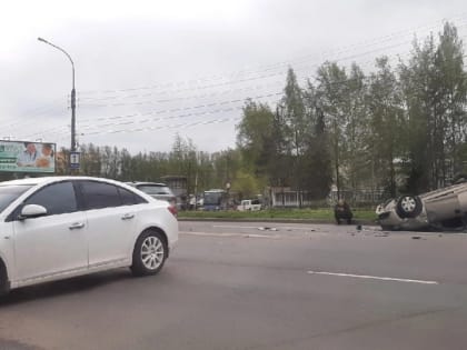 Утреннее ДТП в Великом Новгороде: легковой автомобиль перевернулся на крышу