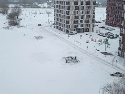 В новгородском парке «Чистые пруды» устанавливают пирсы