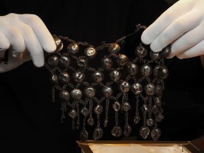 Древние новгородские артефакты представили на выставке в Калининградском музее янтаря