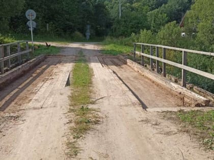 В Старорусском районе восстанавливают мост через реку Шубинская Робья