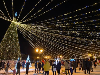 Фотофакт: «пизанскую ёлку» в Великом Новгороде укрепили тросами