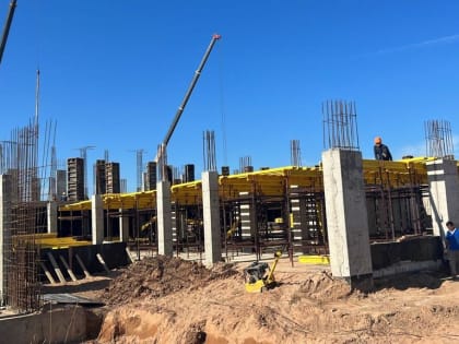 В новой школе в Деревяницком микрорайоне строят бассейн