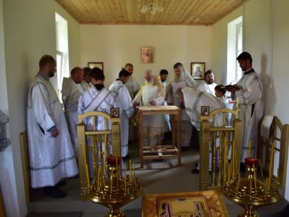 Митрополит Лев совершил чин освящения храма Святого Духа в Чудовском районе