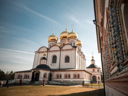 Священнослужители митрополии совершили общее богослужение и поздравили друг друга с Пасхой