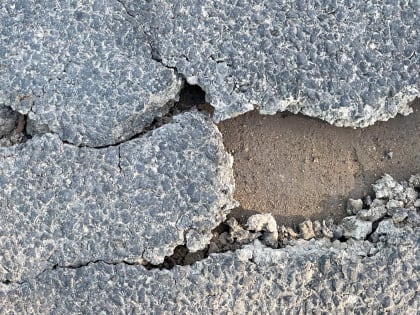 В Новгородской области снова асфальт укладывают прямо в снег