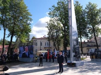 В Боровичах открыли стелу «Город трудовой доблести»