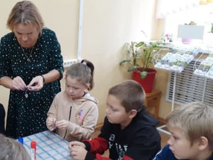 Выставка прикладного творчества "Творенье рук, согретое теплом"