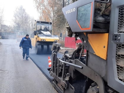 На дороге Уторгош — Вшели — Видони в Шимском районе укладывают асфальт