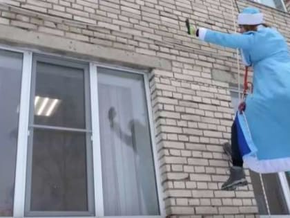 В Великом Новгороде пациентов и медиков детской областной больницы поздравили «летающие» Дед Мороз и Снегурочка