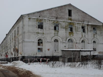 Разрушающуюся казарму в Кречевицах закроют фальшфасадом