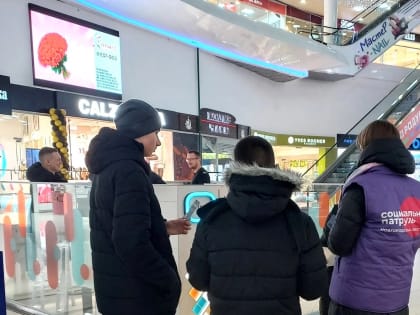 Попавшие в поле зрения «Социального патруля» подростки из торгового центра получили напутствия и приглашения