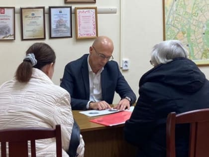 Владимир Еремин провёл депутатский приём с жителями округа