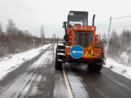 В Новгородской области устраняют последствия снегопада на региональных дорогах