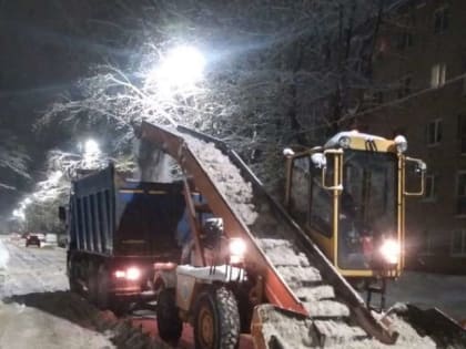 В Великом Новгороде уборку снега ведут круглосуточно
