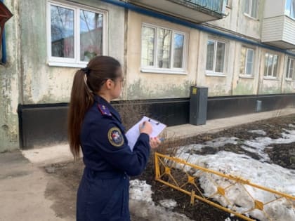 Из окна второго этажа выпала девочка облокотившись на москитную сетку