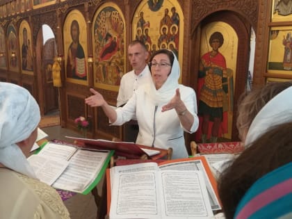 Митрополит Лев совершил Литургию в сопровождении хора выпускников регентско-певческих курсов НДУ