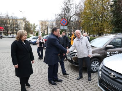 Станция переливания крови и противотуберкулёзный санаторий получили автомобили для перевозки медицинского персонала