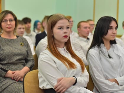 Александр Розбаум вручил новгородским школьникам свидетельства участников вахты памяти