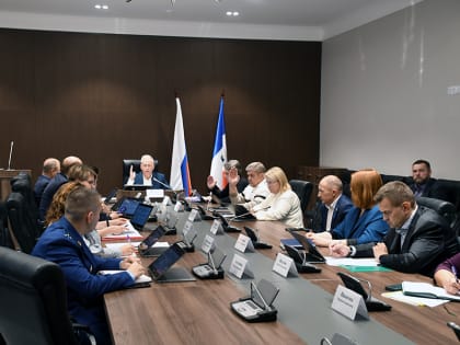 По предложению Ольги Захаровой предлагается направить дополнительные средства на приобретение квартир для медработников Пестовской ЦРБ