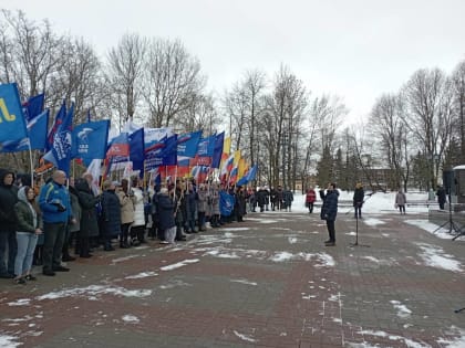 Новгородцы пришли на митинг, чтобы поддержать бойцов на фронте