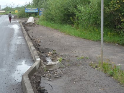 Велосипедисты пожаловались на высокий бордюр на съезде с велодорожки на Сырковское шоссе