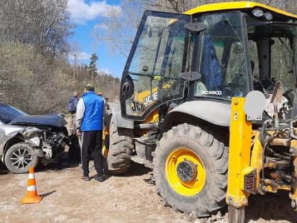 В Григорово китайская легковушка врезалась в трактор, пострадали пассажиры автомобиля