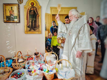 Митрополит Лев совершил Литургию и освящение пасхальной снеди в Великую Субботу