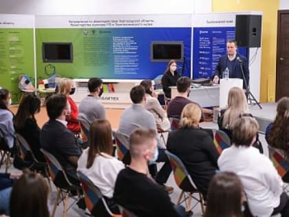 Андрей Никитин обсудил со студентами-медиками, работающими в «красных зонах», развитие медицины на Новгородчине