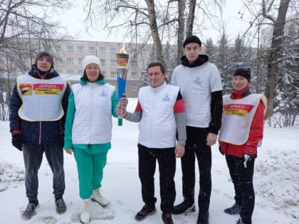 Сотрудники и студенты НовГУ пробежали эстафету «Дорога жизни»