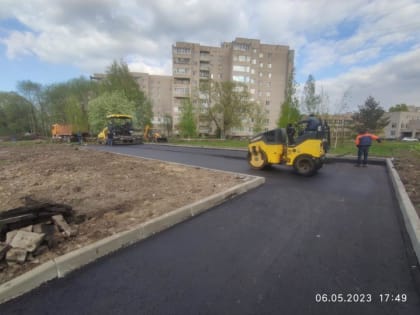 Благоустройство дворовой территории по нацпроекту на ул. Псковская близится к завершению
