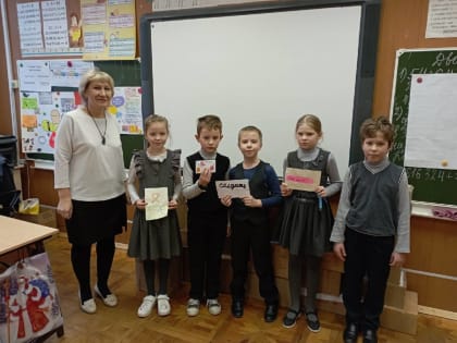 Гимназия «Исток» передала помощь для солдат