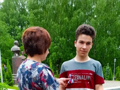 Раздача лент триколор