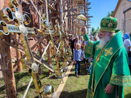 Митрополит Лев освятил новые кресты в Николо-Косинской обители