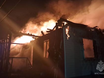 В Окуловке сгорел нежилой дом