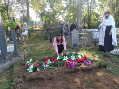 В Сольцах захоронили останки советских воинов, поднятых экспедицией «Долина»