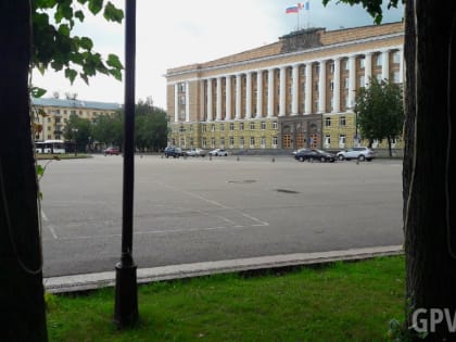 На парковке перед зданием правительства Новгородской области сегодня пусто