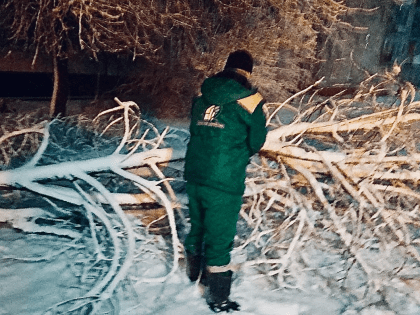 В Великом Новгороде службы всю ночь боролись со снегом и льдом на улицах города