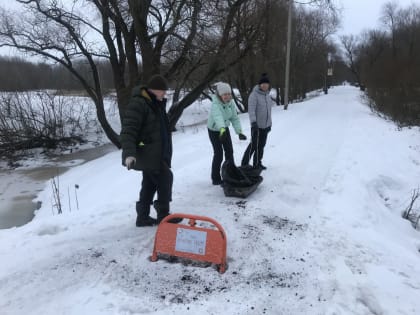 В новгородском парке «Красное поле» тропинки посыпают кофейной гущей