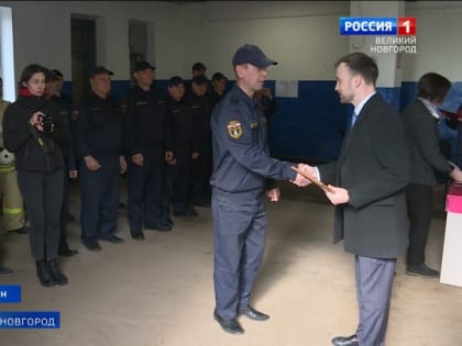 Новгородские пожарные готовятся отметить профессиональный праздник. У личного состава 29-ой пожарной части в посёлке Пролетарий прошло торжественное собрание