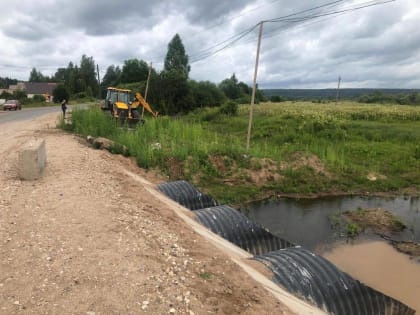 На дороге Любытино — Неболчи капитально ремонтируют водопропускные трубы